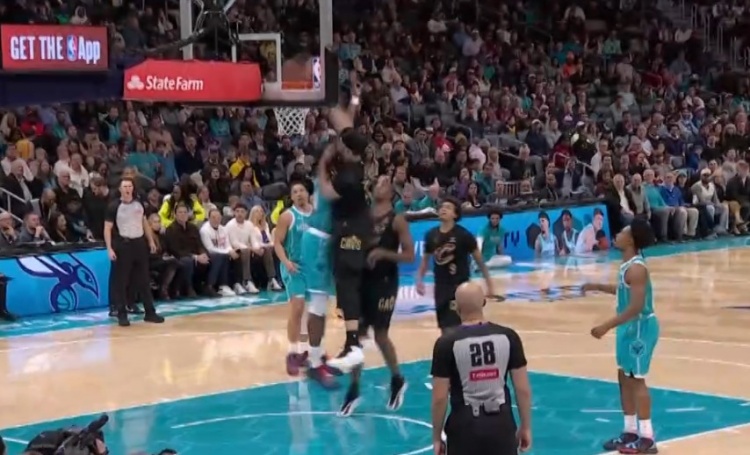 kaiyun-泰山压顶!南斯篮下接球起飞 单臂暴力隔扣迪亚巴特