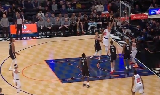 kaiyun-这球挺硬！唐斯篮下扛开克洛尼 旱地拔葱单臂暴扣！