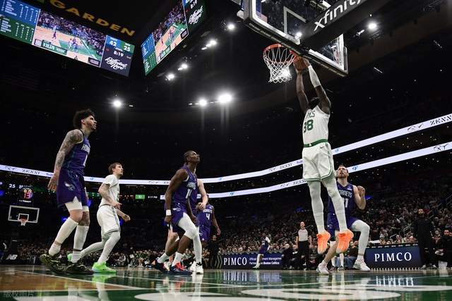 开云体育官网在线注册-爆大冷!东部第二轰然倒下:全场鸦雀无声,黑马三人组轰56分